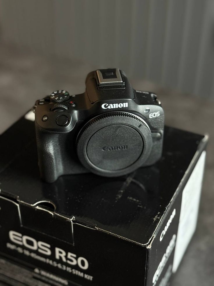 Canon R50